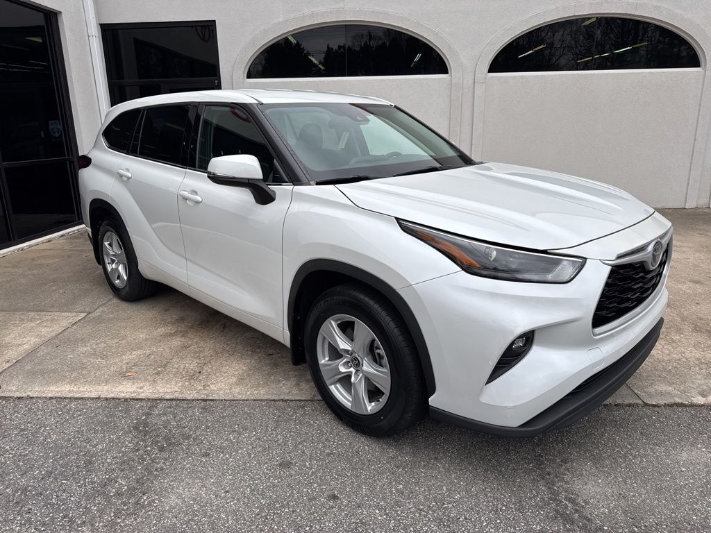 2022 Toyota Highlander Hybrid LE FWD