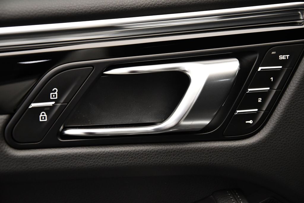 Thumbnail: 2025 Porsche Macan - 32