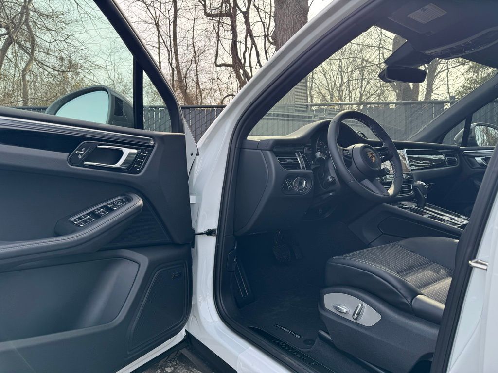 2025 Porsche Macan  4