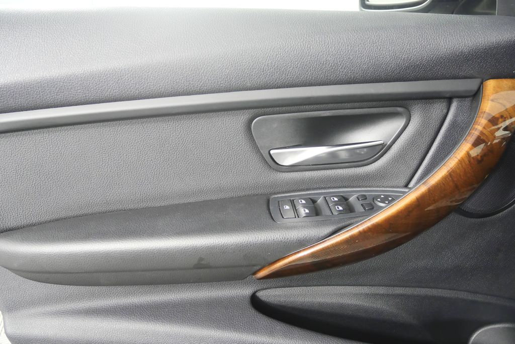 Thumbnail: 2015 BMW 3 Series - 9