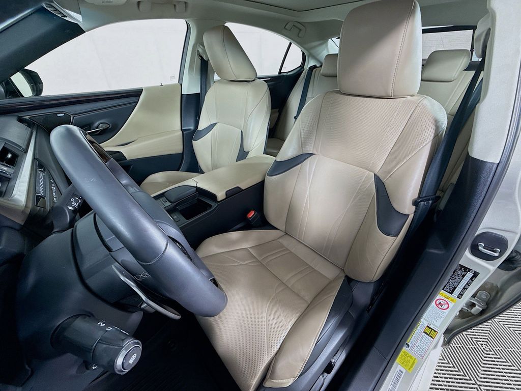 Thumbnail: 2019 Lexus ES - 21