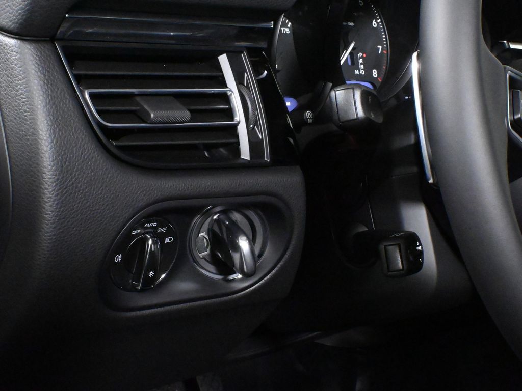 Thumbnail: 2026 Porsche Macan - 28