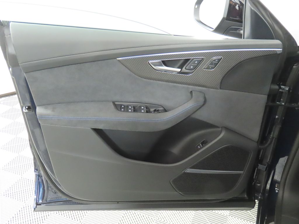 Thumbnail: 2026 Audi RS Q8 - 26