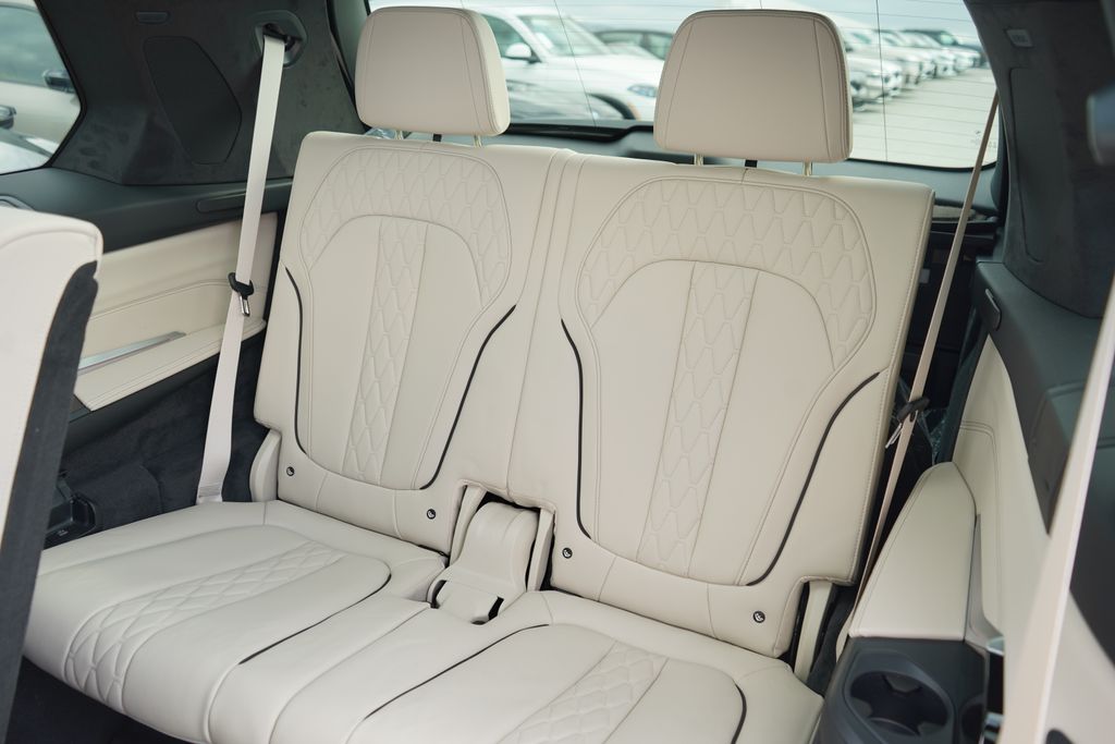 Thumbnail: 2026 BMW X7 - 21