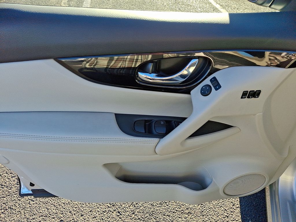 Thumbnail: 2021 Nissan Rogue Sport - 13