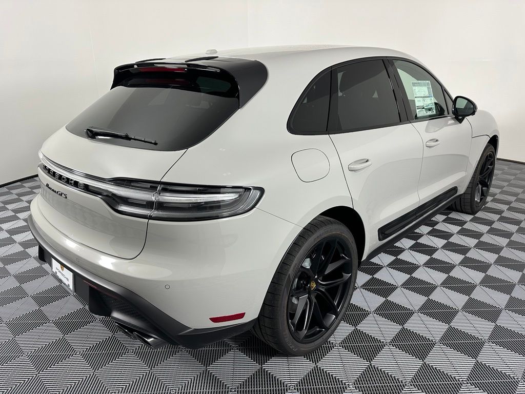 Thumbnail: 2026 Porsche Macan - 10