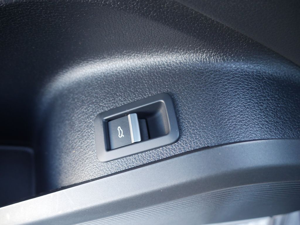 Thumbnail: 2023 Audi SQ5 - 18