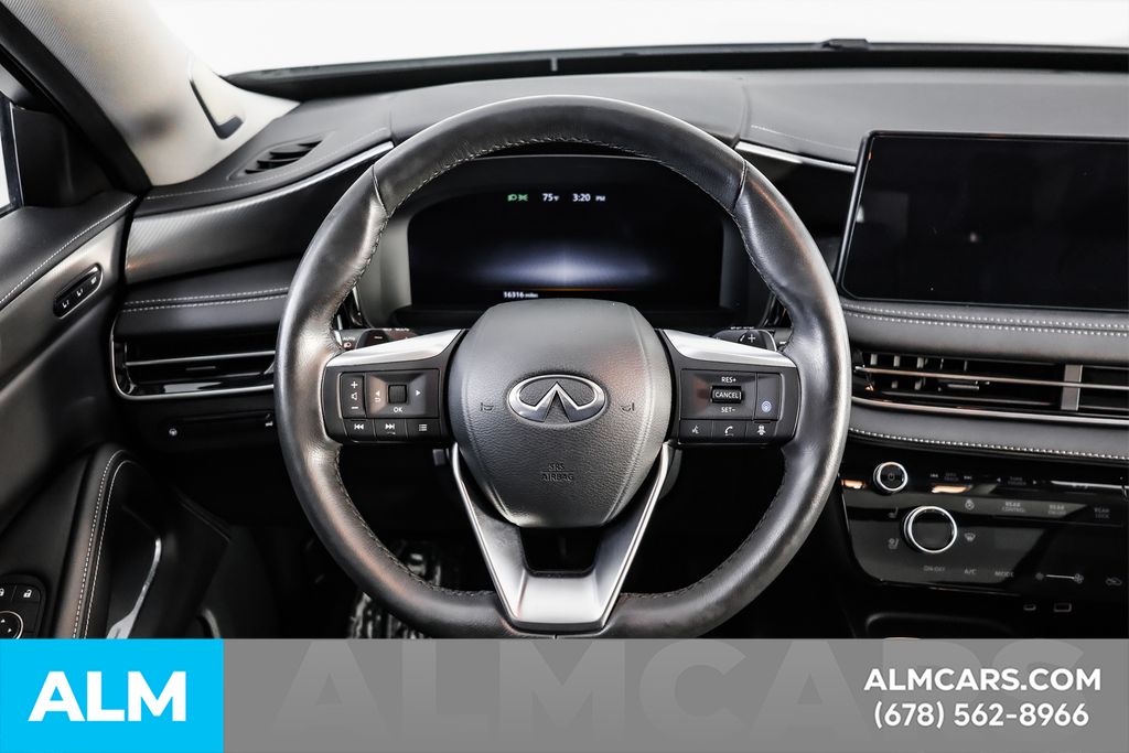 Used 2024 White INFINITI LUXE image 32