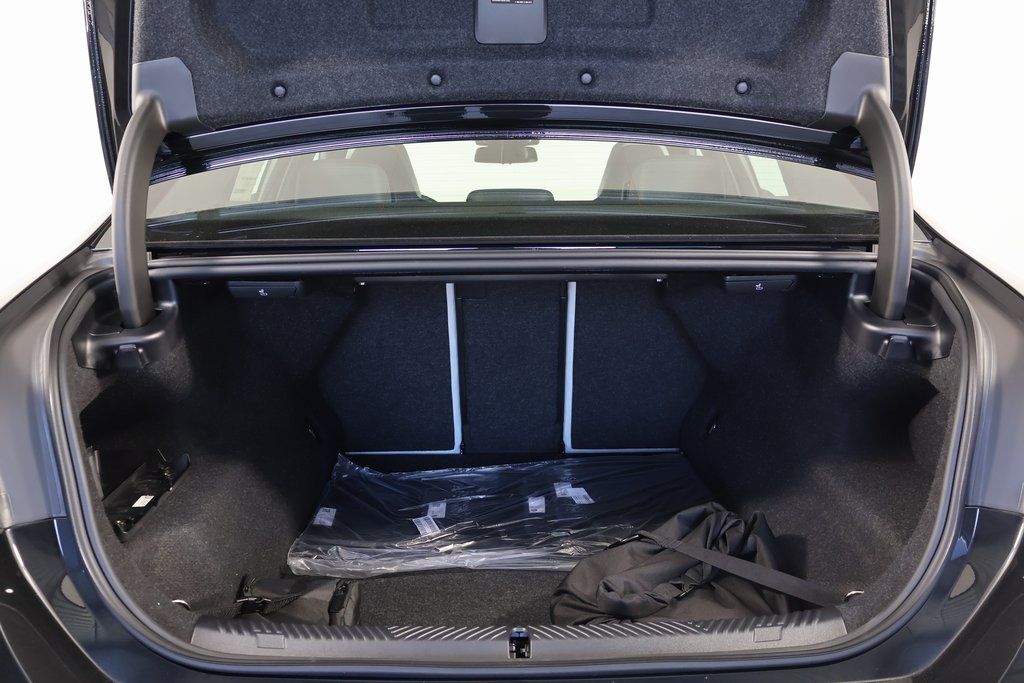 Thumbnail: 2026 BMW M5 - 8