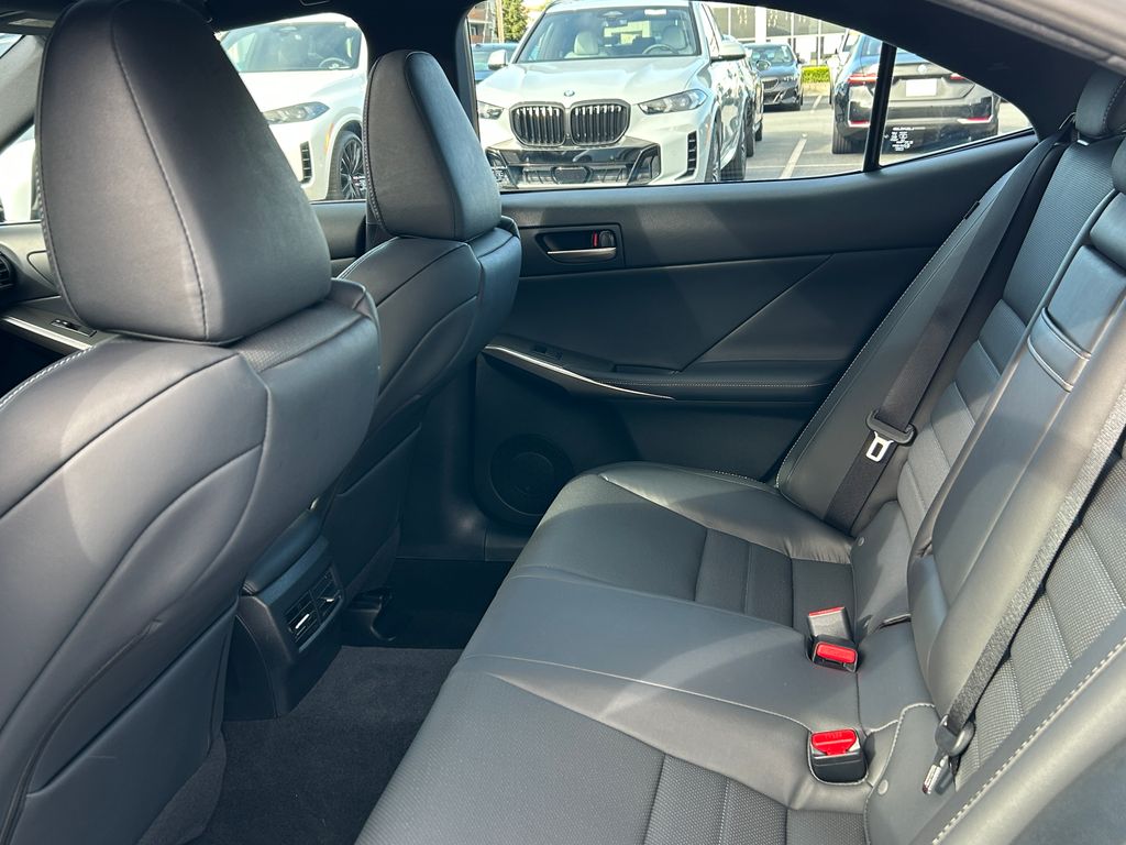 2018 Lexus IS 300 29