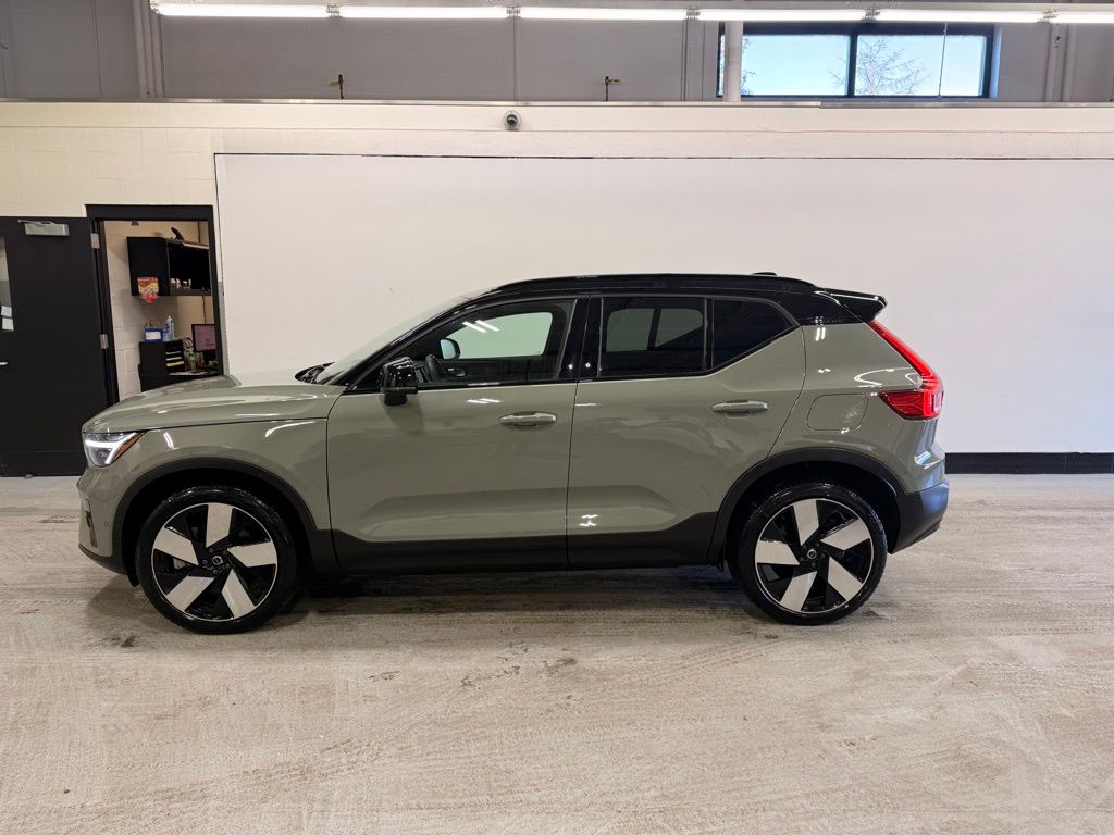Thumbnail: 2023 Volvo XC40 - 2