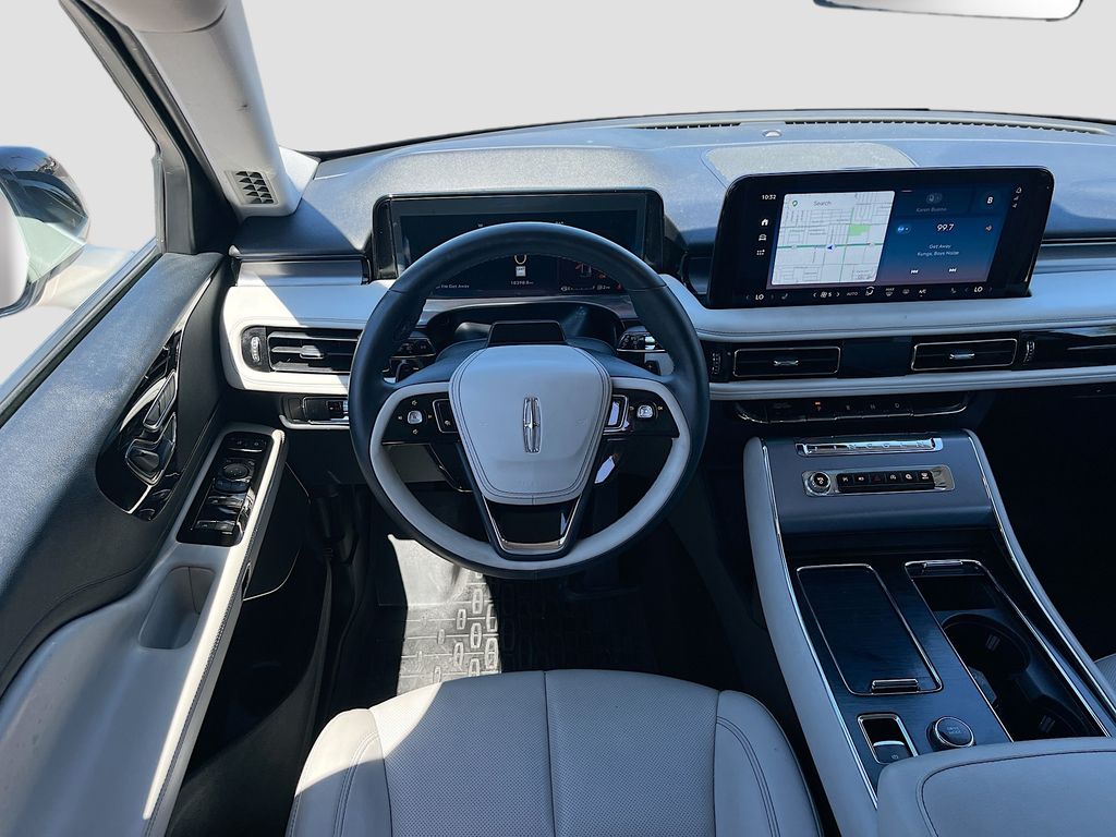 Used 2025 White Lincoln Premiere image 11