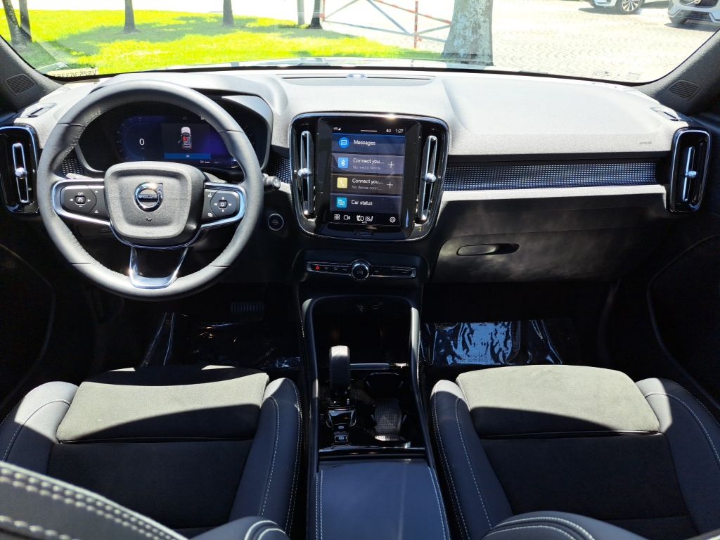 2023 Volvo XC40 Plus - Photo 11