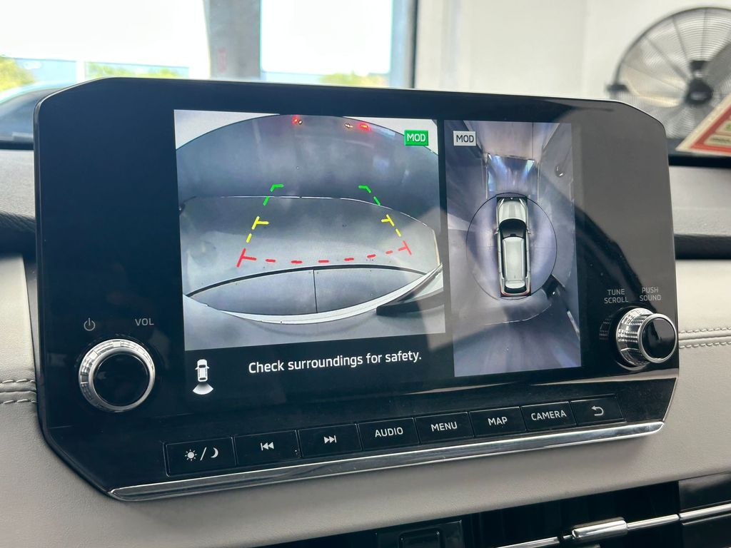 Used 2022 White Diamond Mitsubishi SEL image 15