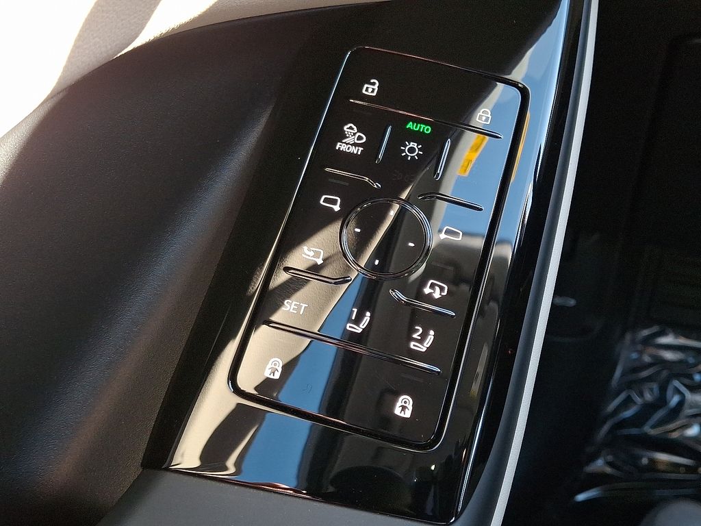 Thumbnail: 2025 Audi Q6 e-tron - 24