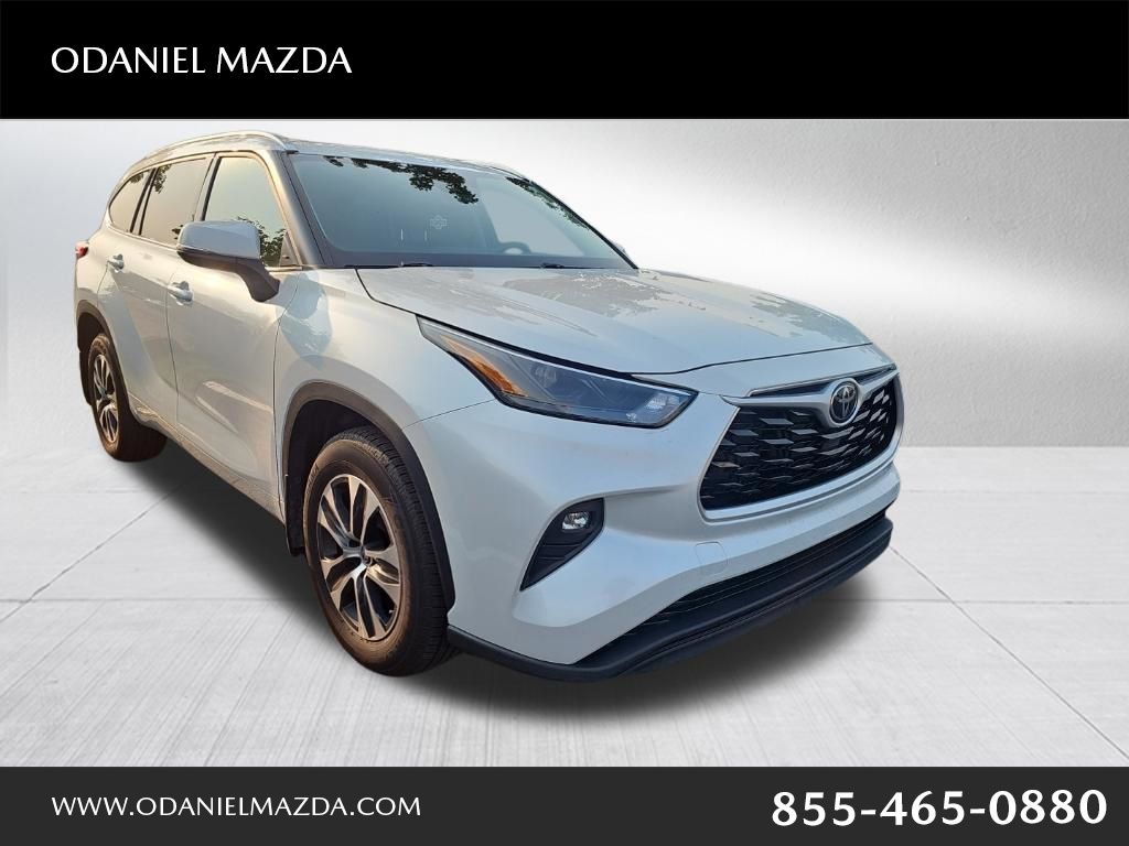 White (Wind Chill Pearl) 2022 Toyota Highlander SUV / Crossover All-Wheel Drive 8-Speed Automatic