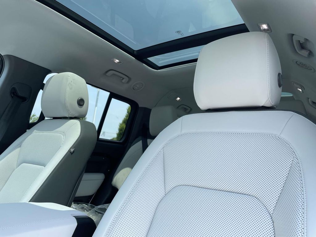 New 2026 Black Land Rover X-Dynamic SE image 16