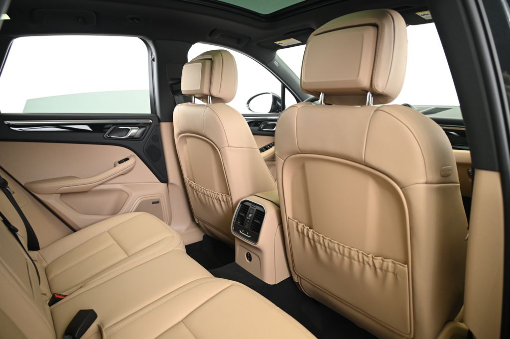 Thumbnail: 2025 Porsche Macan - 21