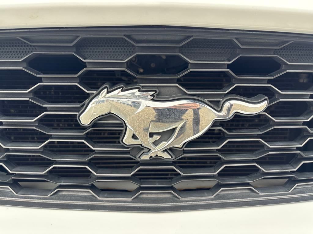 2017 Oxford White Ford Mustang V6 RWD Coupe