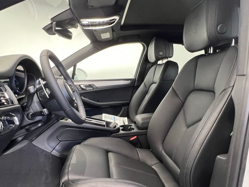 Thumbnail: 2026 Porsche Macan - 5