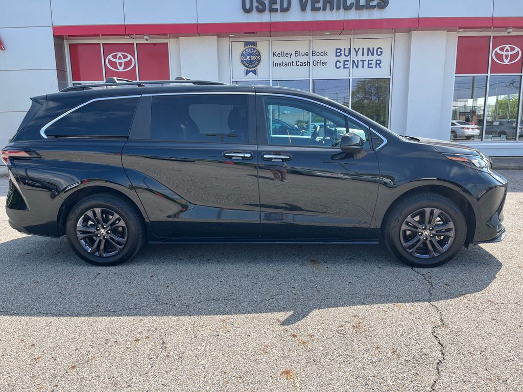 2024 Toyota Sienna Woodland Edition photo
