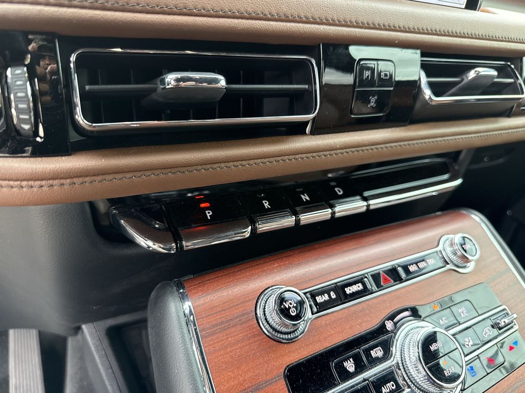 Thumbnail: 2022 Lincoln Aviator - 20