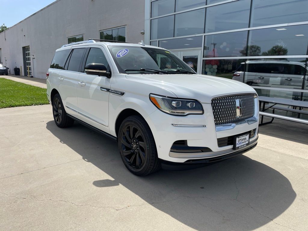White Metallic 2022 Lincoln Navigator SUV / Crossover Four-Wheel Drive Automatic