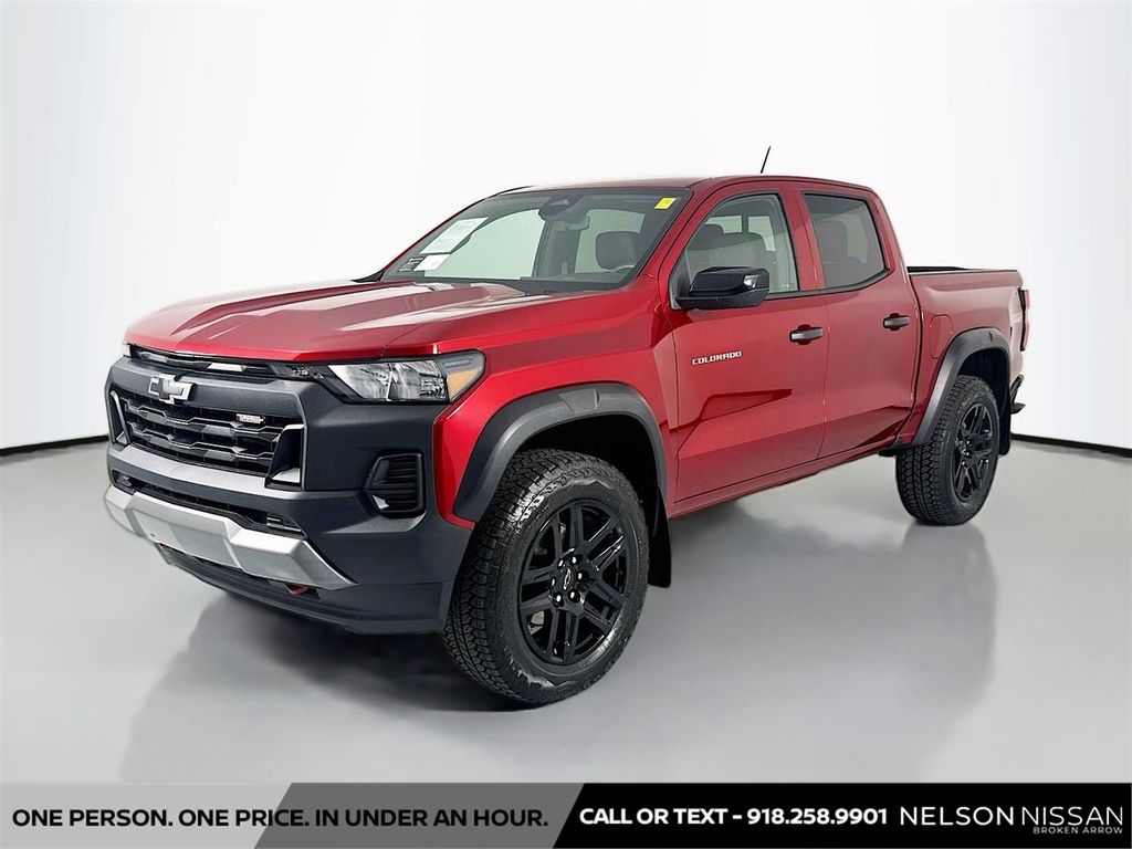 Radiant Red Tintcoat 2024 Chevrolet Colorado Trail Boss Crew Cab 4WD Pickup Truck Four-Wheel Drive 8-Speed Automatic