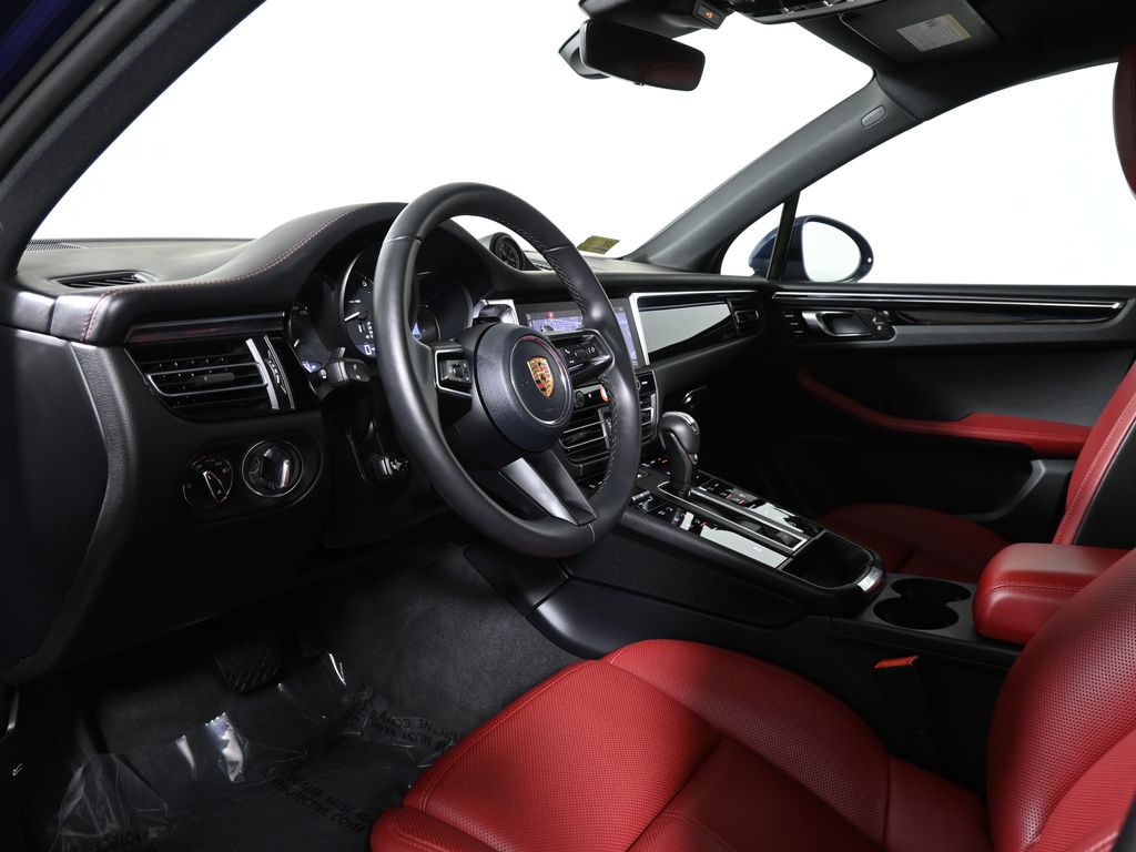 Thumbnail: 2026 Porsche Macan - 4