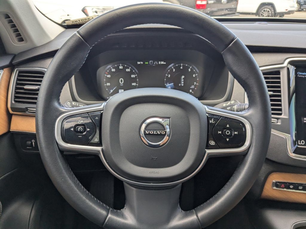2022 Volvo XC90 T6 Momentum 6-Passenger