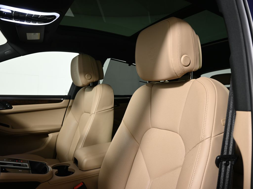 Thumbnail: 2025 Porsche Macan - 15