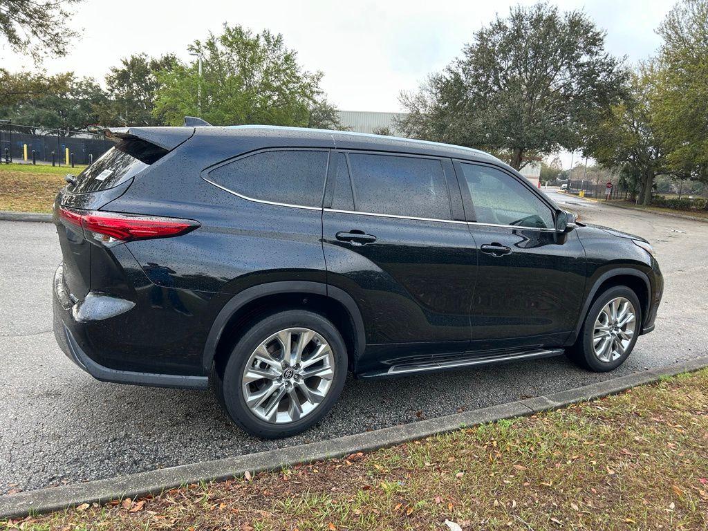 Thumbnail: 2023 Toyota Highlander - 4