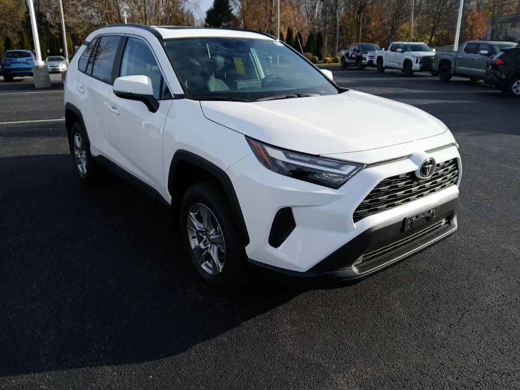 2025 Toyota RAV4 XLE's photo