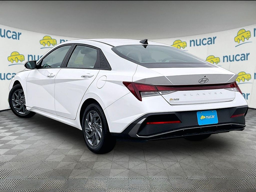 2024 Hyundai Elantra — photo 4