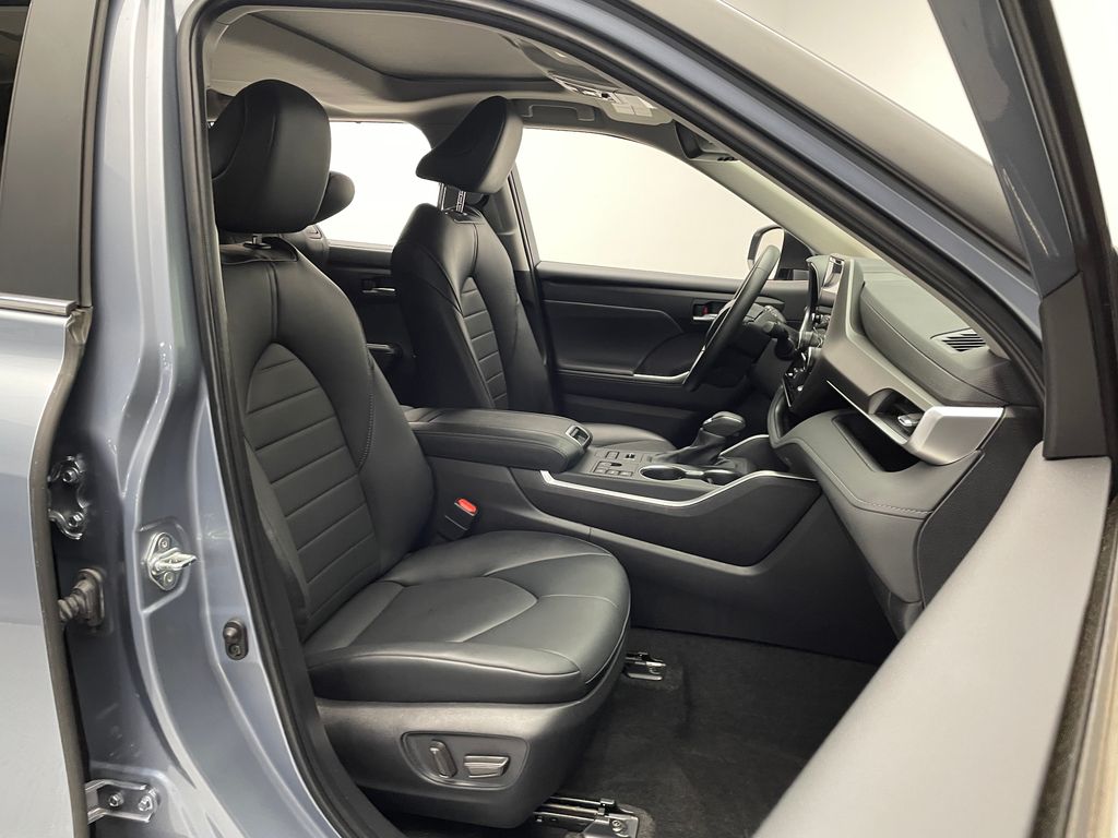 Thumbnail: 2023 Toyota Highlander - 18