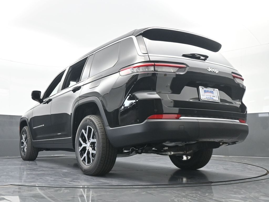 Used 2025 Diamond Black Crystal Pearlcoat Jeep Limited image 54