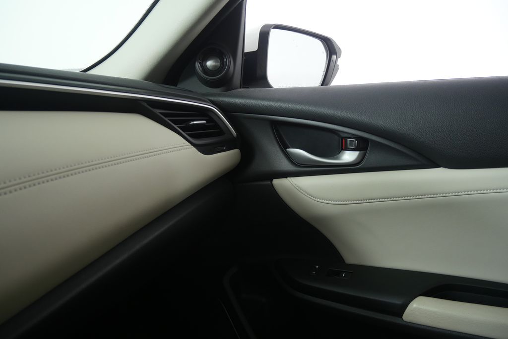 Thumbnail: 2019 Honda Insight - 26