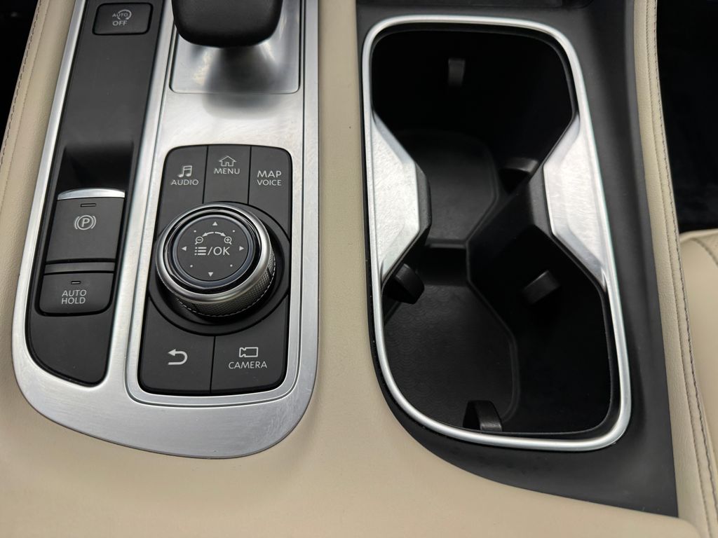 Used 2024 White INFINITI LUXE image 21