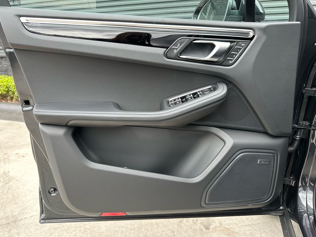 Thumbnail: 2026 Porsche Macan - 19