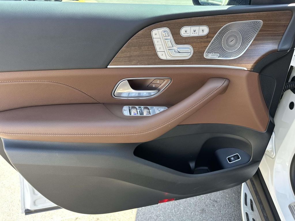 Thumbnail: 2025 Mercedes-Benz GLE - 28