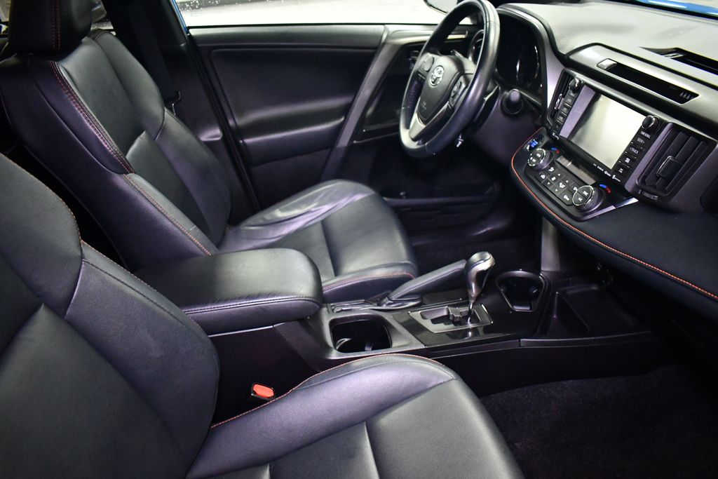 Thumbnail: 2018 Toyota RAV4 - 31