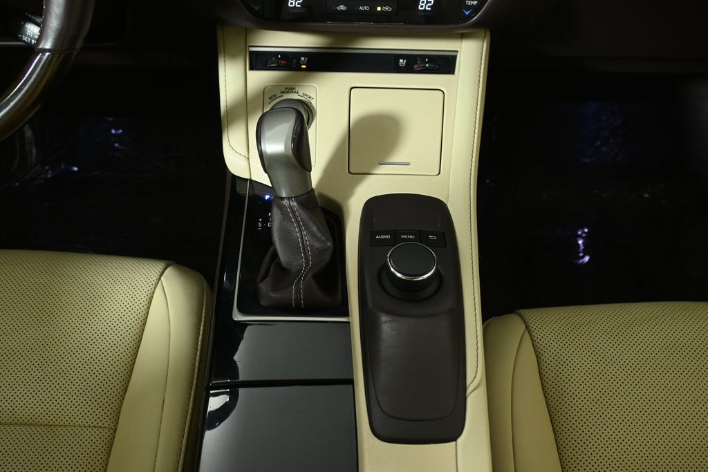 Thumbnail: 2016 Lexus ES - 23