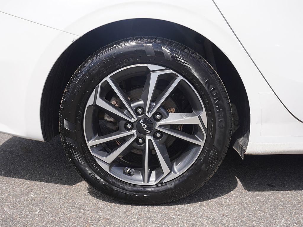 Used 2024 White Kia LXS image 17