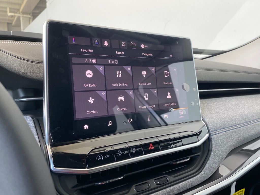 New 2022 Bright White Clearcoat Jeep Latitude image 10