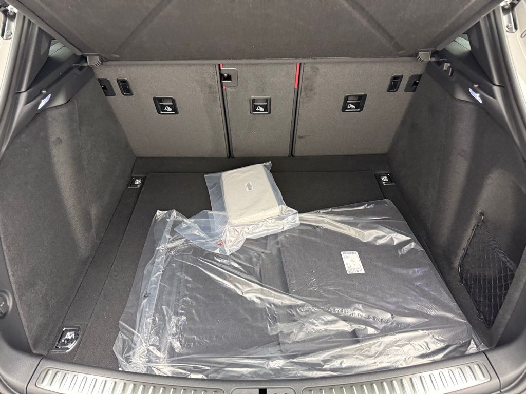 Thumbnail: 2026 Porsche Macan - 26