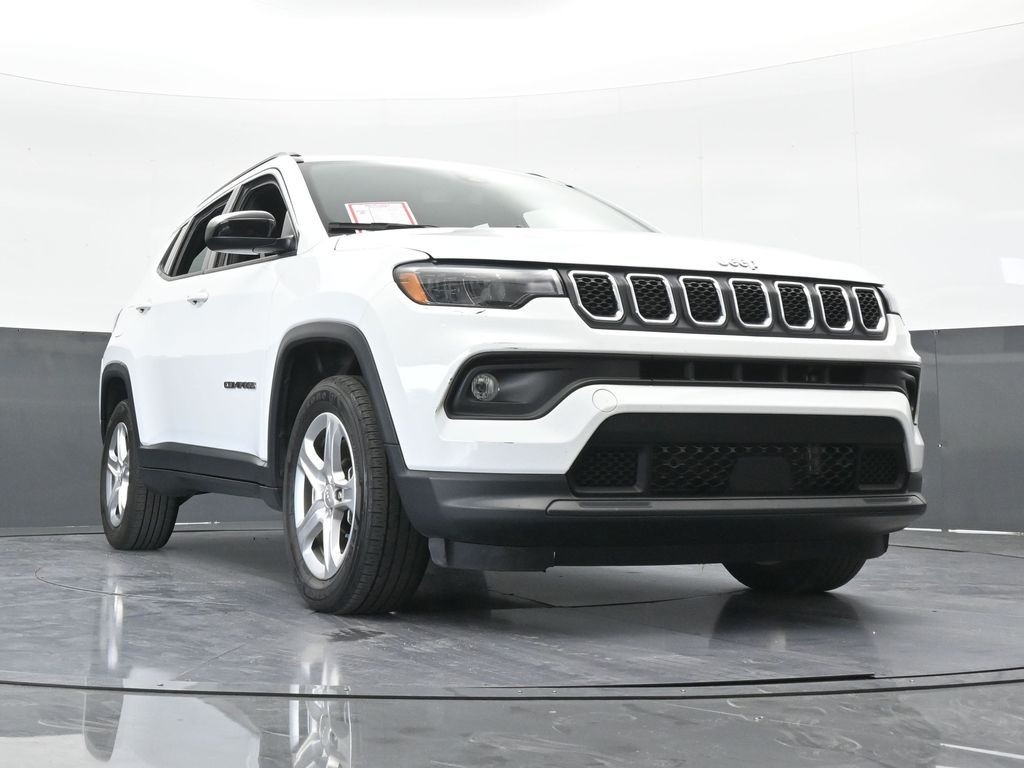 Used 2023 Bright White Clearcoat Jeep Latitude image 27