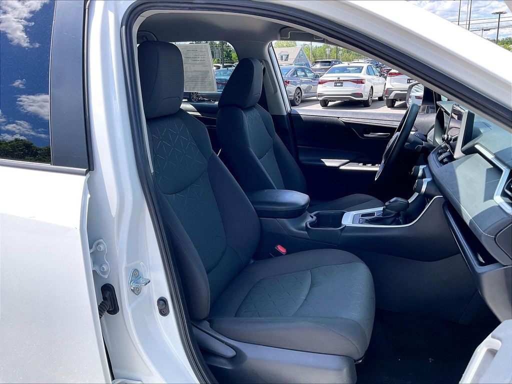 2024 Toyota RAV4 — photo 10