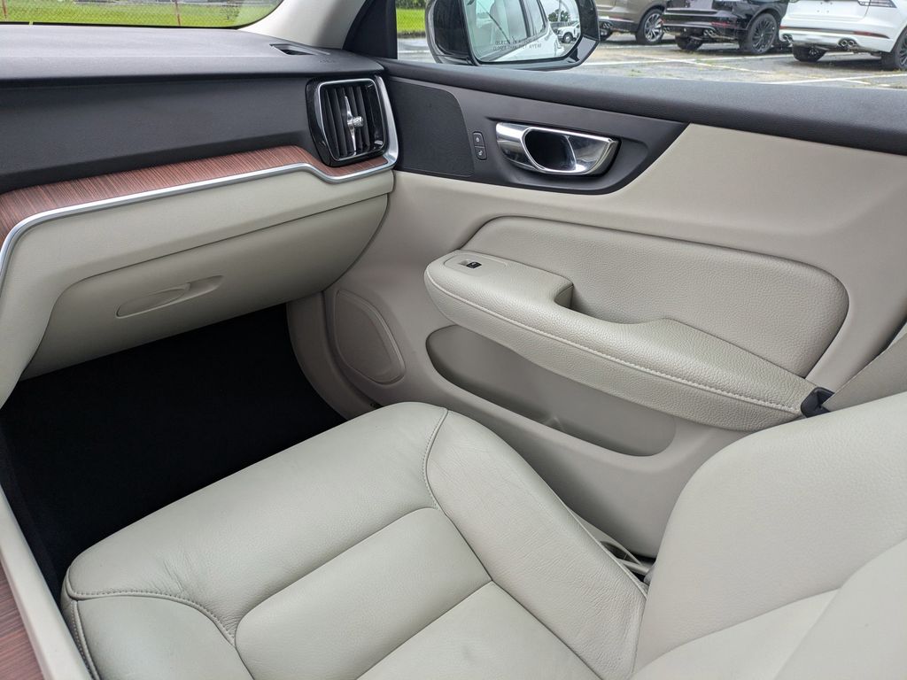 2021 Volvo S60 T5 Momentum