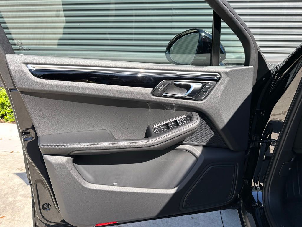 2025 Porsche Macan  14