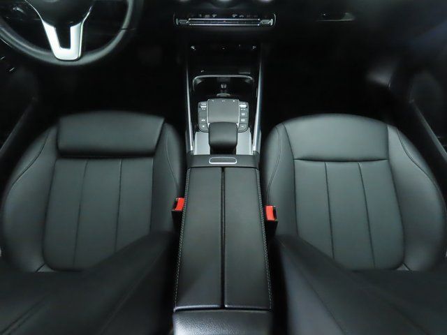 Thumbnail: 2022 Mercedes-Benz GLB - 16